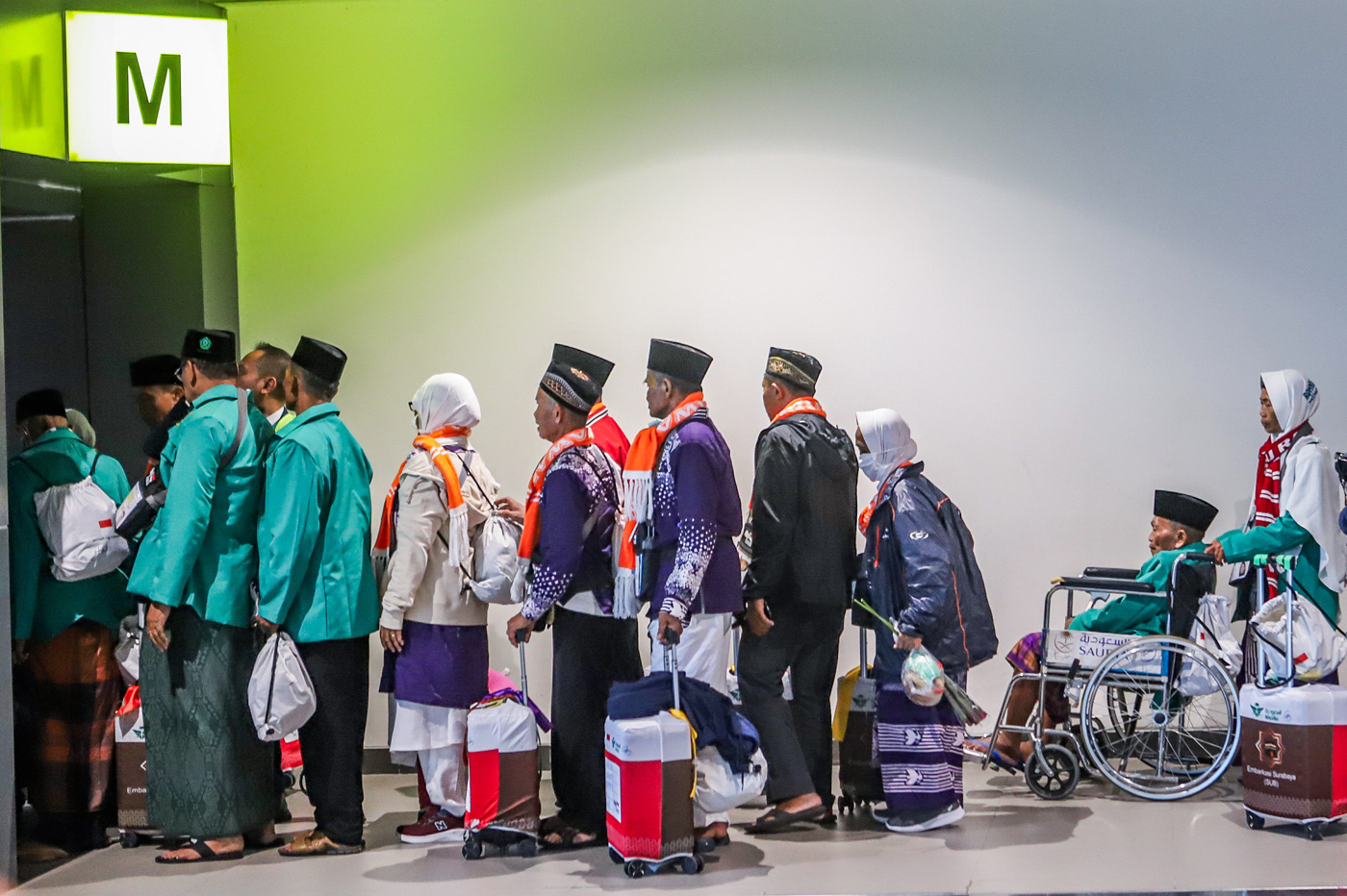Jamaah calon haji menuju pesawat saat pemberangkatan di Terminal 1 Bandara Internasional Juanda, Jaw