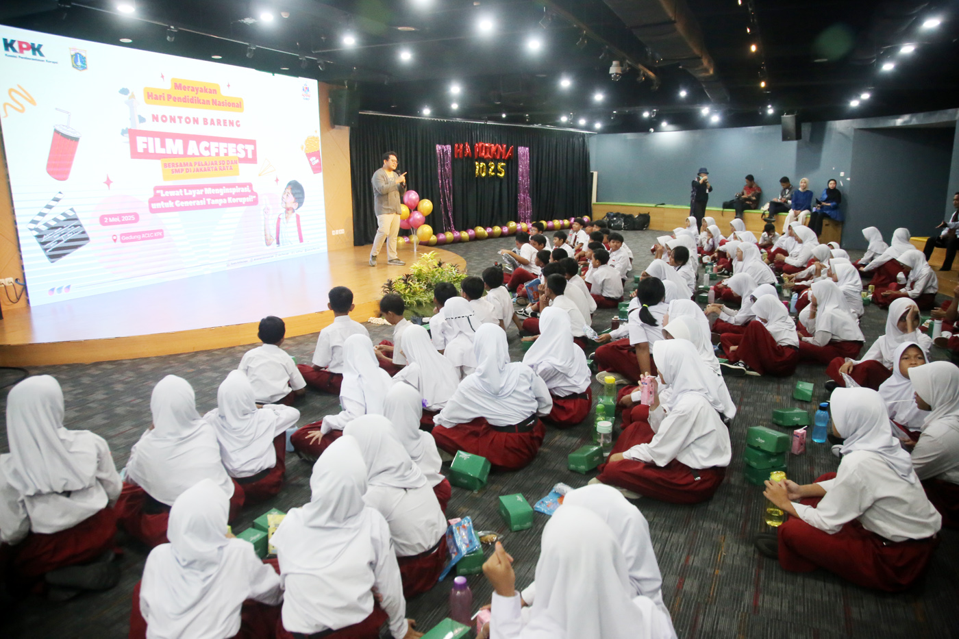 Siswa Sekolah Dasar (SD) pada peringatan Hari Pendidikan Nasional di Gedung ACLC KPK, Jakarta Selata