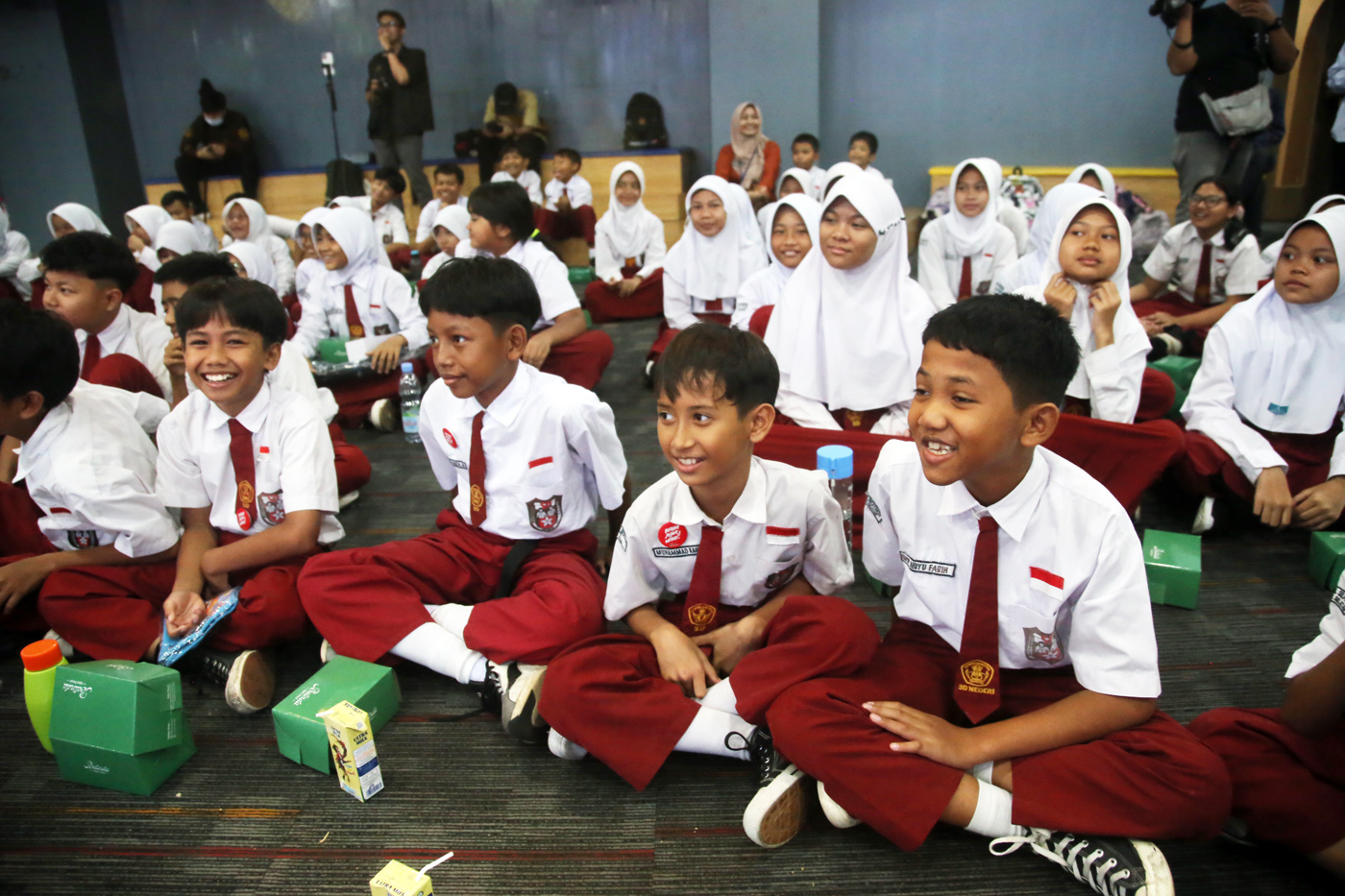 Siswa Sekolah Dasar (SD) pada peringatan Hari Pendidikan Nasional di Gedung ACLC KPK, Jakarta Selata