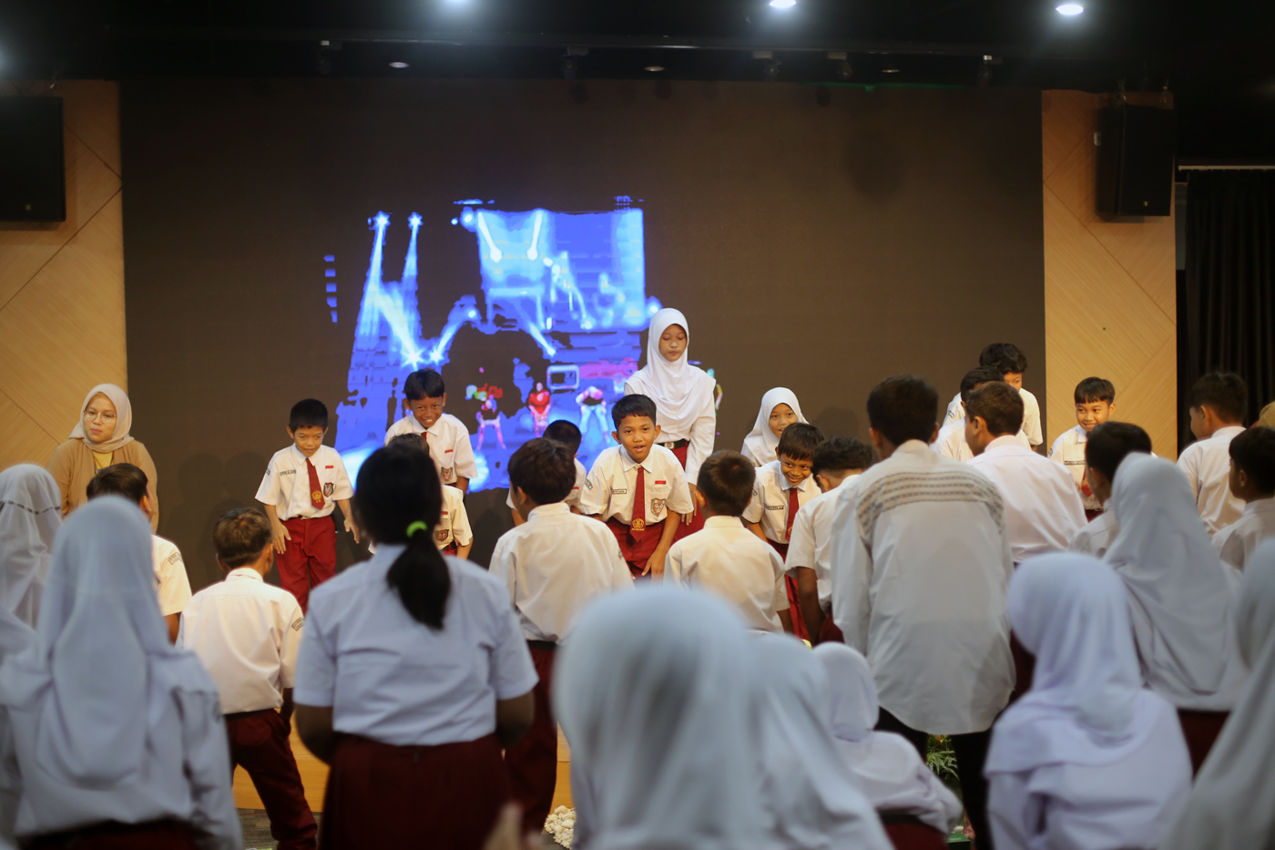 Siswa Sekolah Dasar (SD) pada peringatan Hari Pendidikan Nasional di Gedung ACLC KPK, Jakarta Selata