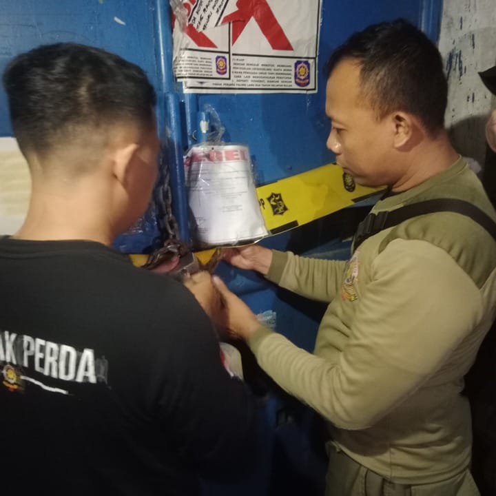 Satpol PP Kota Surabaya menyegel kembali gudang UD Sentoso Seal. (Humas Pemkot Surabaya) - Image