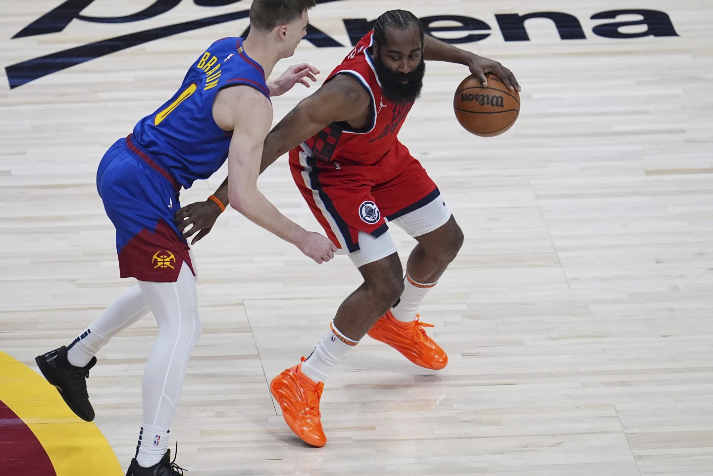 James Harden (merah) yang dijaga ketat guard Denver Nuggets, Christian Braun (biru) sepanjang pertandingan. (AP Photo/David Zalubowski) - Image