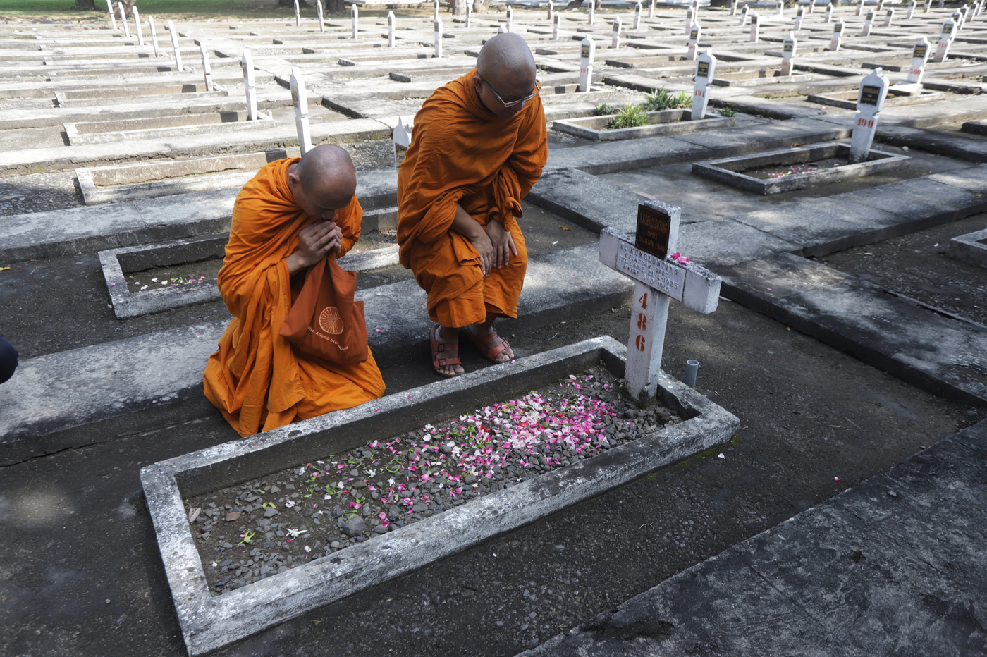 Sejumlah biksu dan umat lintas agama melaksanakan ziarah di taman makam pahlawan (TMP) Kota Mojokert