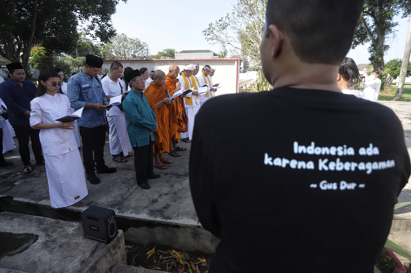 Sejumlah biksu dan umat lintas agama melaksanakan ziarah di taman makam pahlawan (TMP) Kota Mojokert