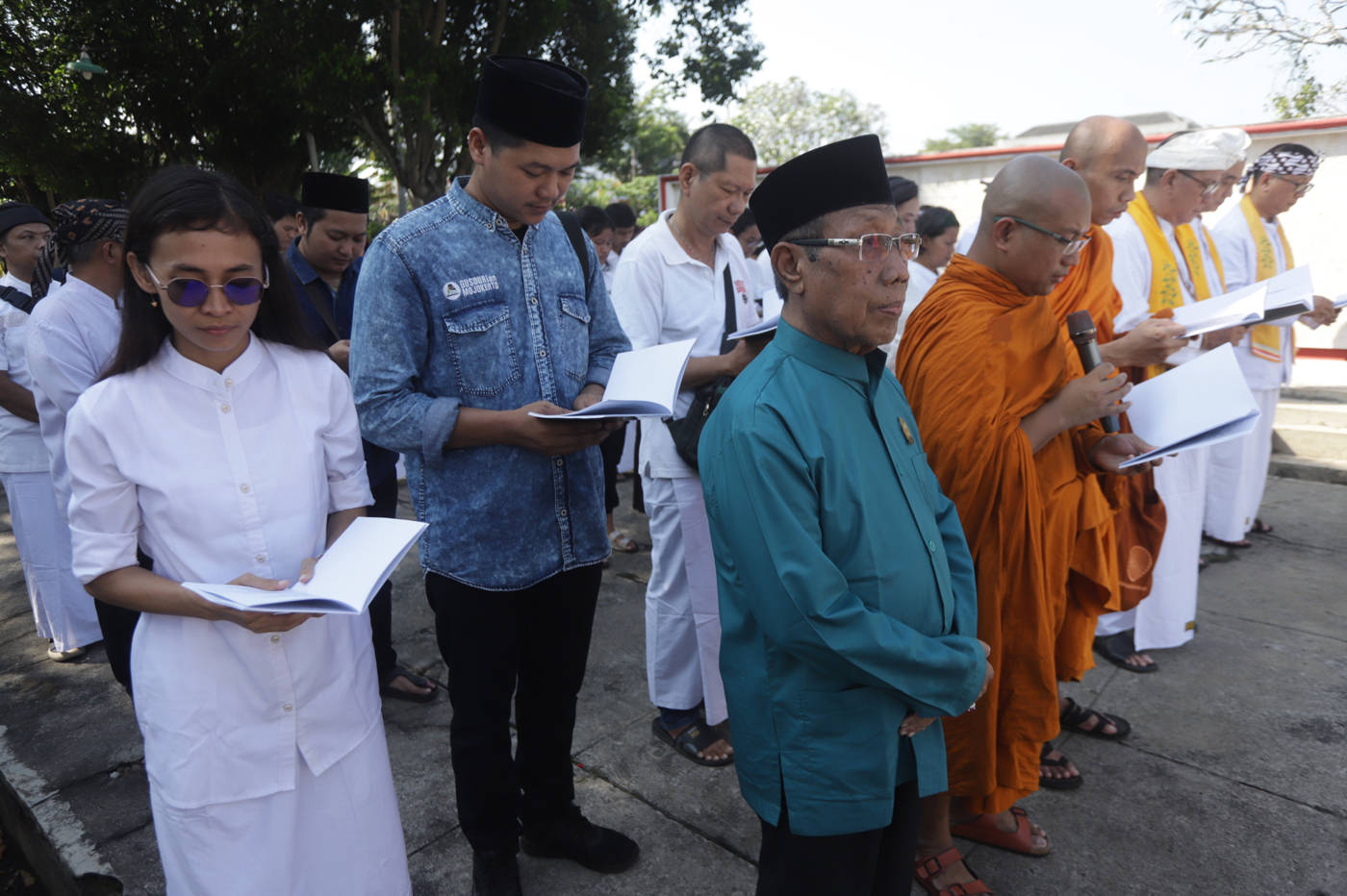 Sejumlah biksu dan umat lintas agama melaksanakan ziarah di taman makam pahlawan (TMP) Kota Mojokert