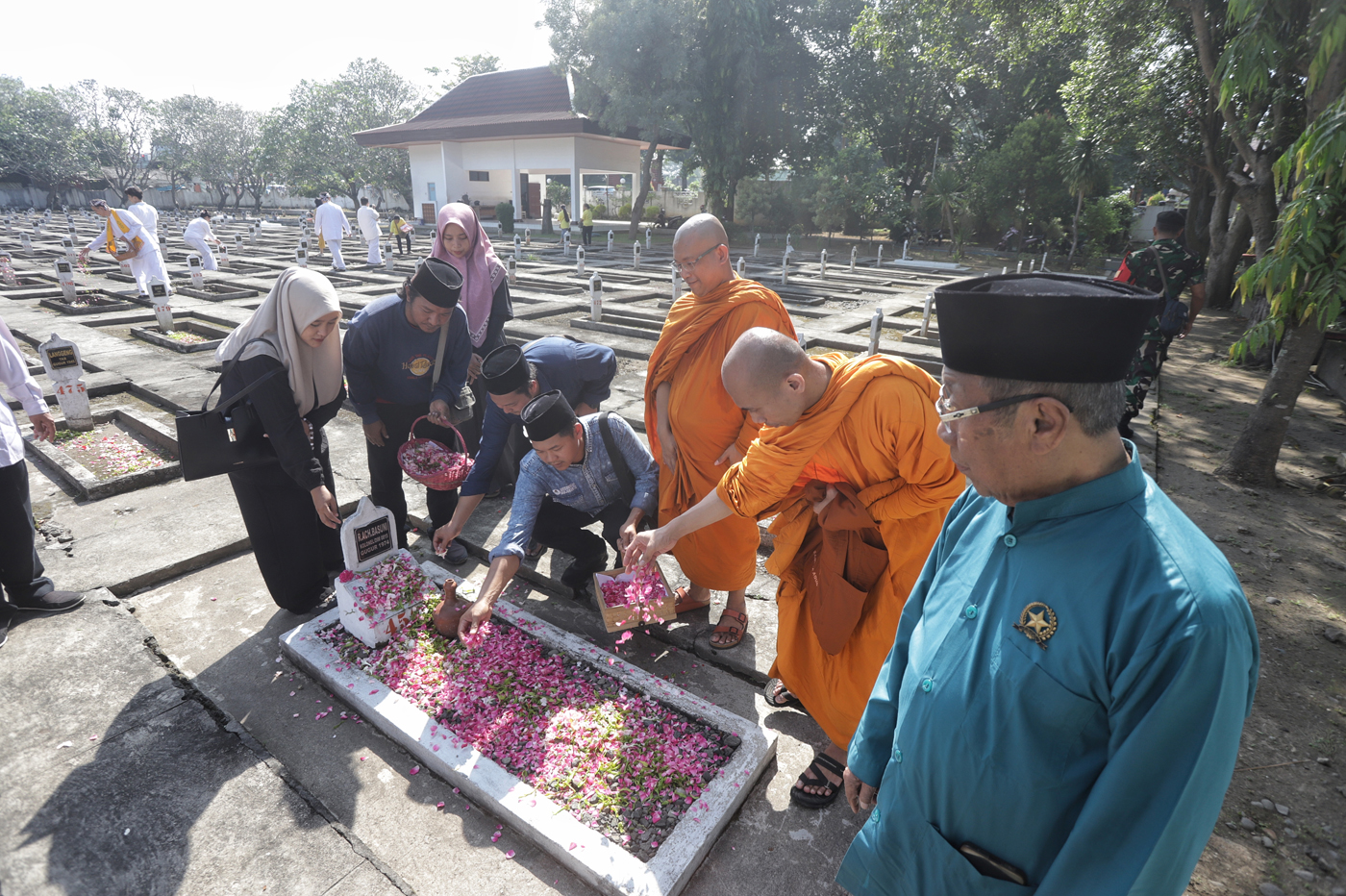 Sejumlah biksu dan umat lintas agama melaksanakan ziarah di taman makam pahlawan (TMP) Kota Mojokert