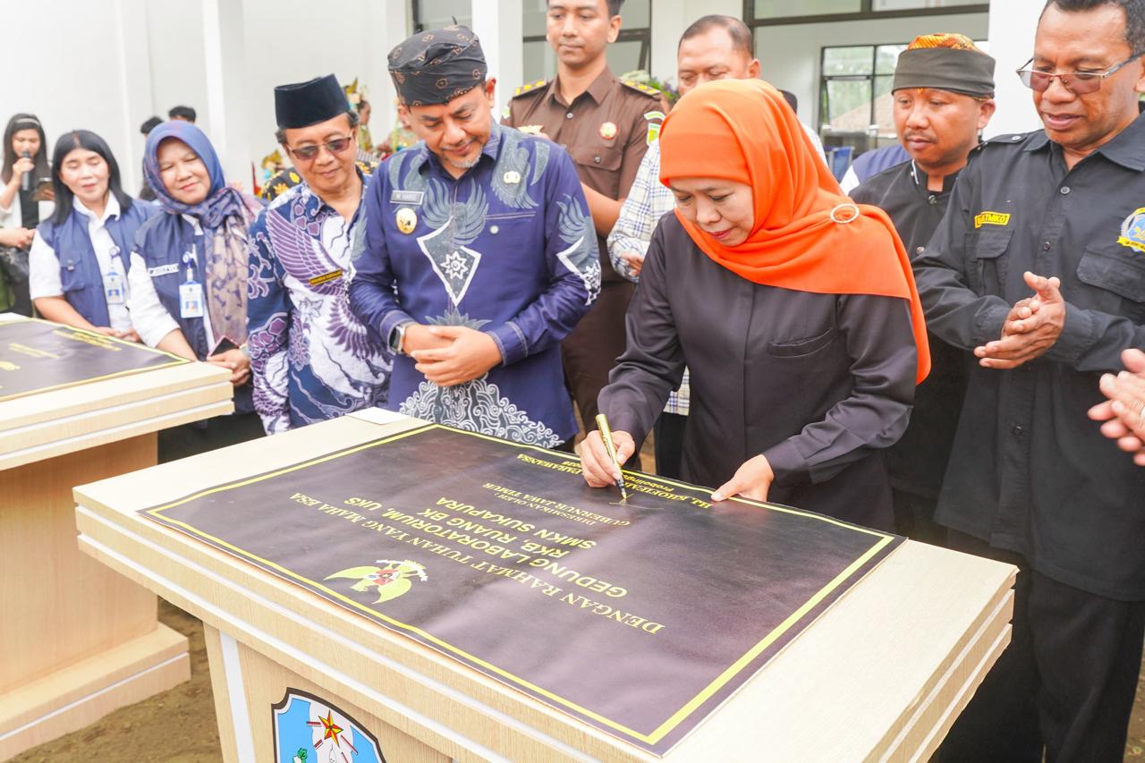 Gubernur Jawa Timur Khofifah Indar Parawansa saat meresmikan gedung baru SMK Negeri Sukapura, Probolinggo. (Humas Pemprov Jatim) - Image