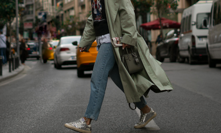 Ilustrasi perpaduan skinny jeans dan trench coat/freepik - Image