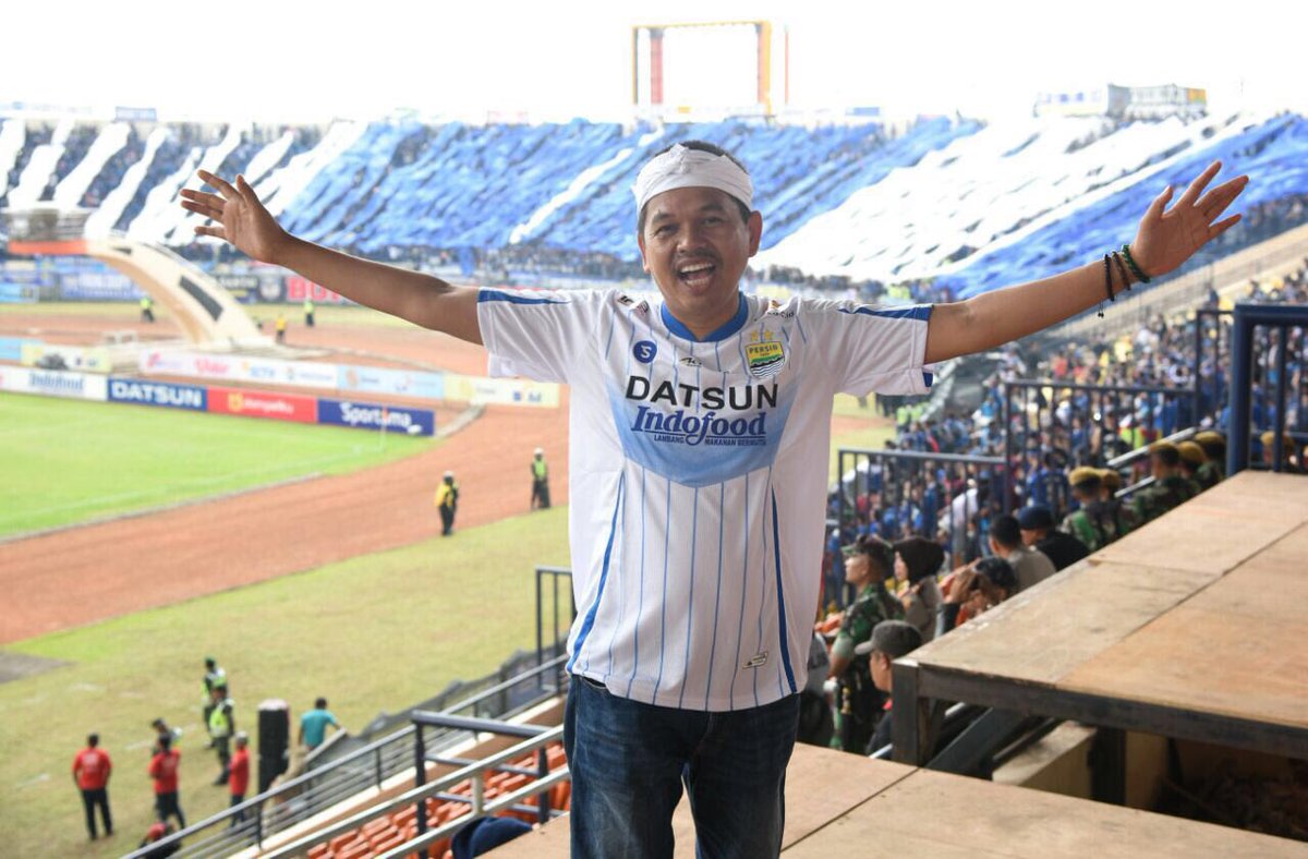 Gubernur Jawa Barat Dedi Mulyadi merayakan kemenangan Persib Bandung - Image