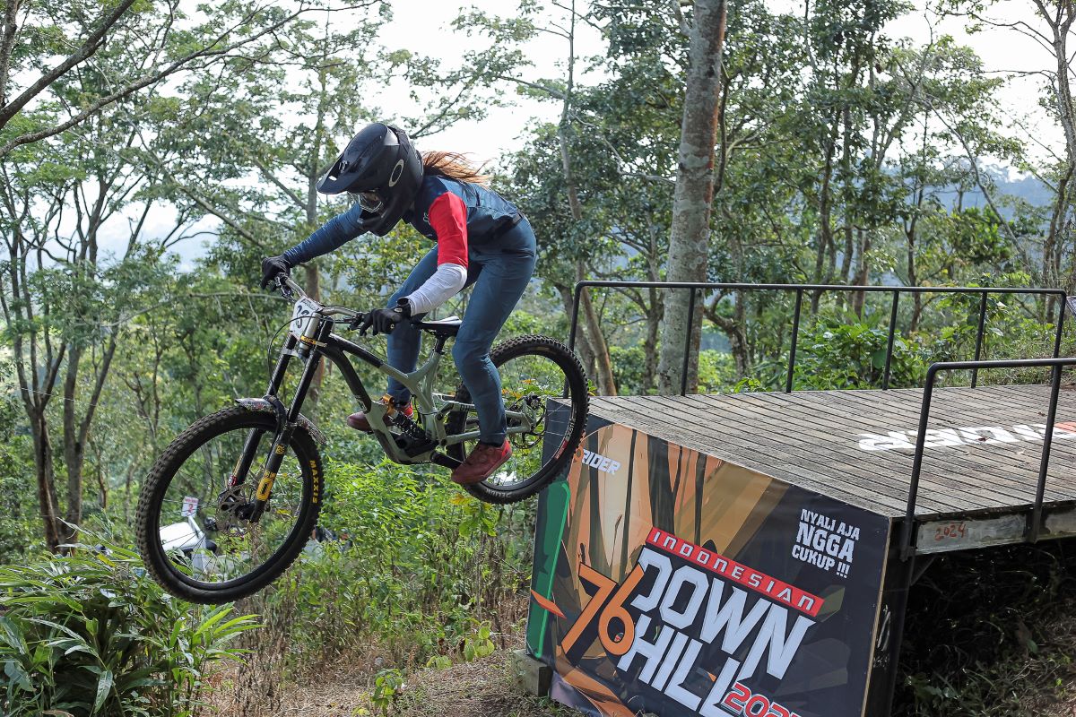Putaran perdana kejuaraan balap sepeda 76 Indonesian Downhill Season 2025 di Ternadi Bike Park, Kudus. (Istimewa) - Image