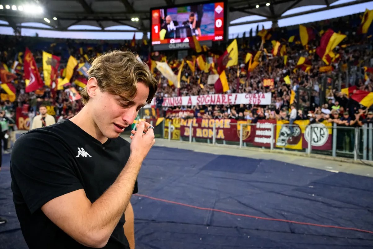 Eduardo Bove kembali ke AS Roma setelah serangan jantung, disambut meriah fans di Stadion Olimpico. (GettyImages) - Image
