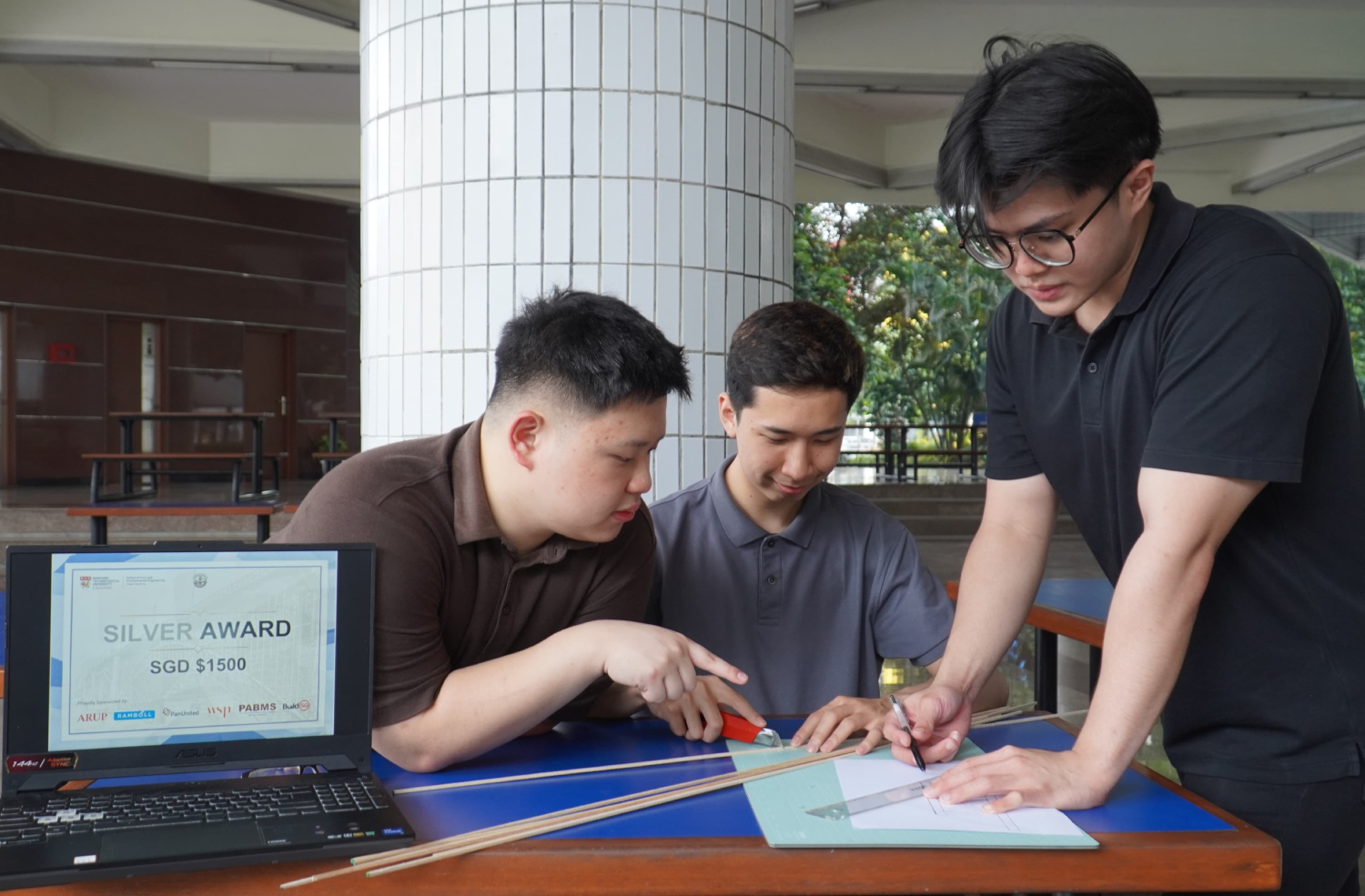Rancang Jembatan berbobot 14 Gram tapi Mampu Tahan Beban 22 Kg, Mahasiswa Petra Christian University Surabaya Juara di Ajang Internasional - Image