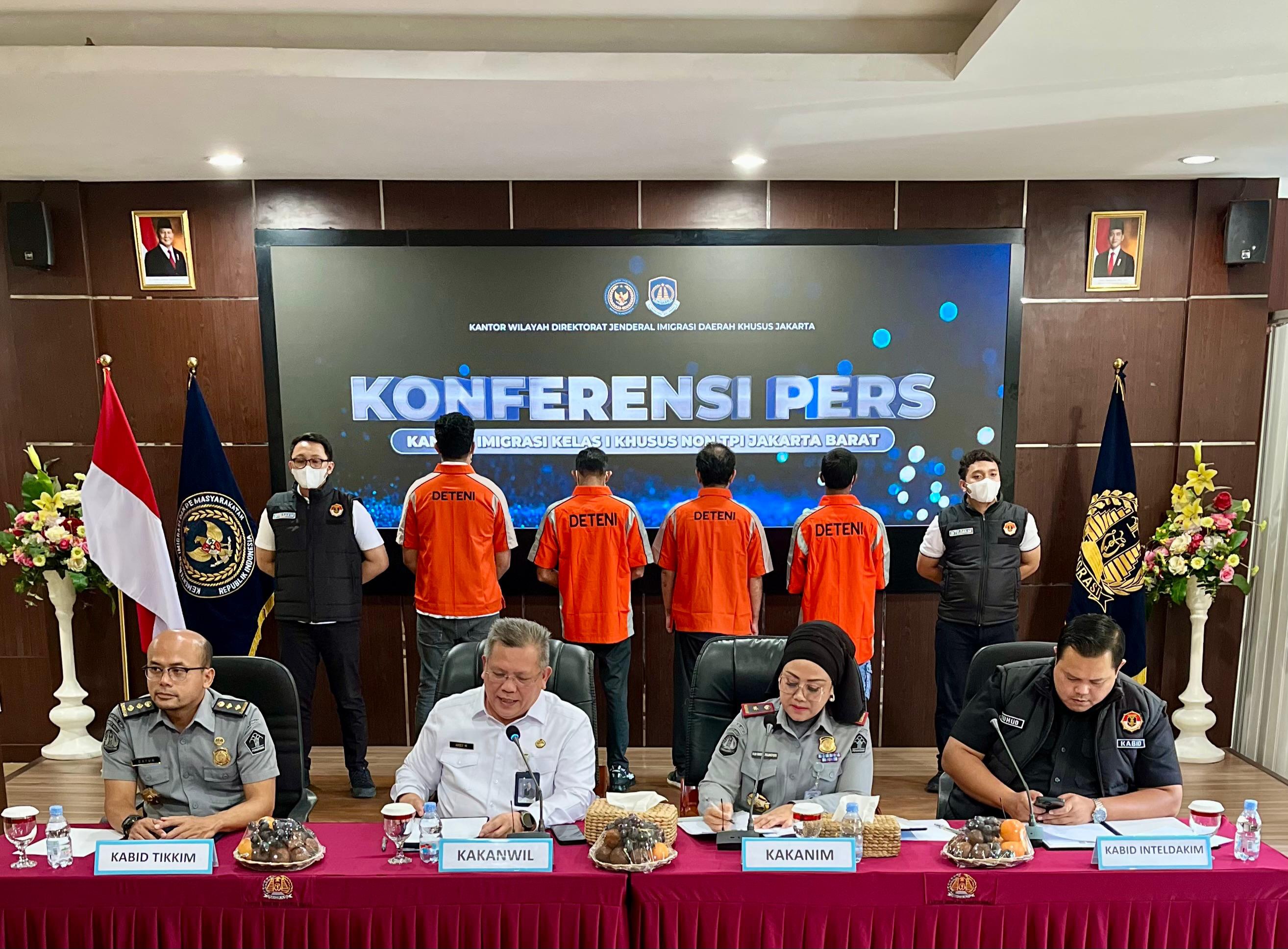 Kantor Imigrasi Kelas I Khusus Non TPI Jakarta Barat mengamankan empat Warga Negara Asing (WNA) asal Pakistan diduga langgar aturan Keimigrasian, Senin (5/5). (Istimewa). - Image