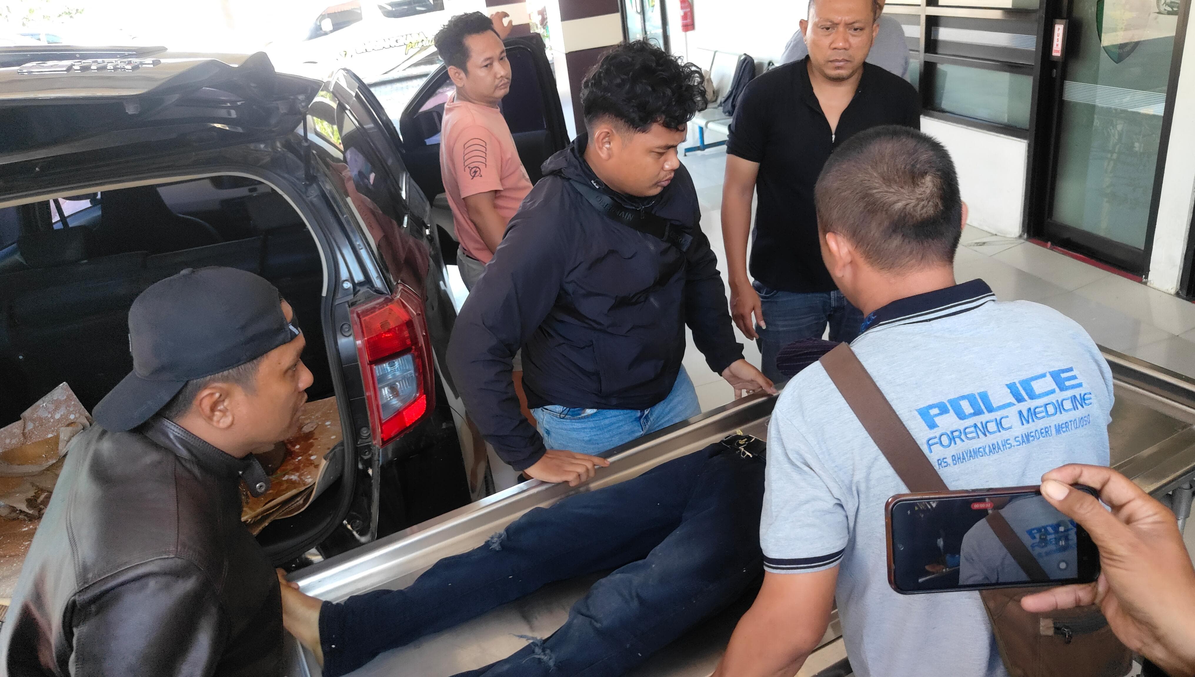 Aparat mengevakuasi pencuri yang ditembak karena sempat lempar bondet ke petugas. (Sholeh Hilmi Qosim/Jawa Pos) - Image