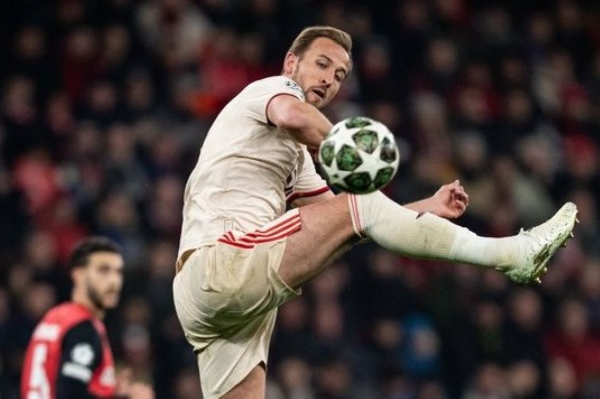 Pemain depan Bayern Munchen Harry Kane meraih trofi. (Dok. Bayern Munchen) - Image