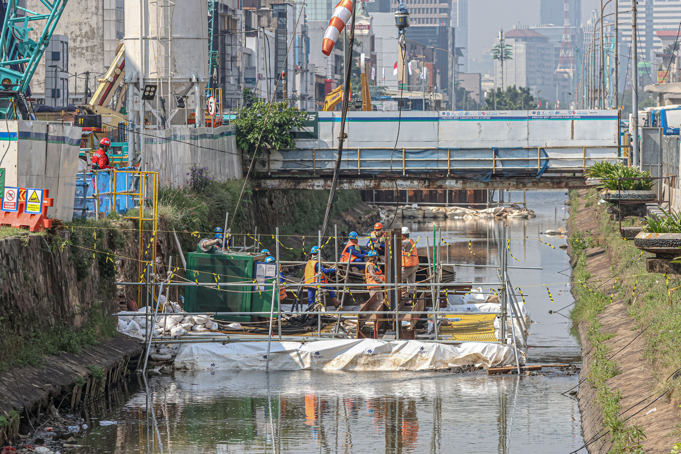 Suasana proyek pengerjaan MRT Fase 2, di Jalan Gajah Masa, Jakarta, Senin (5/5/2025). (Hanung Hambar