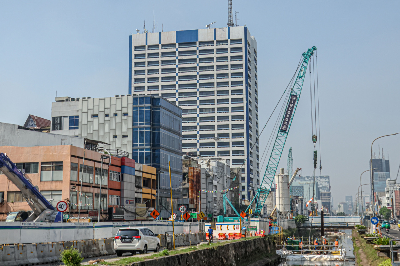 Suasana proyek pengerjaan MRT Fase 2, di Jalan Gajah Masa, Jakarta, Senin (5/5/2025). (Hanung Hambar