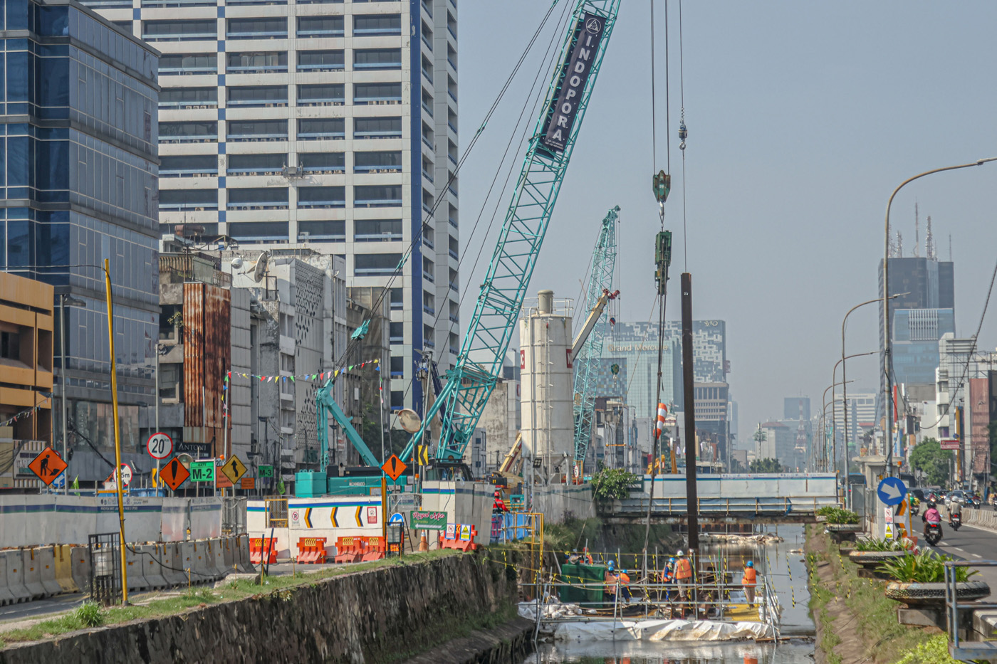Suasana proyek pengerjaan MRT Fase 2, di Jalan Gajah Masa, Jakarta, Senin (5/5/2025). (Hanung Hambar