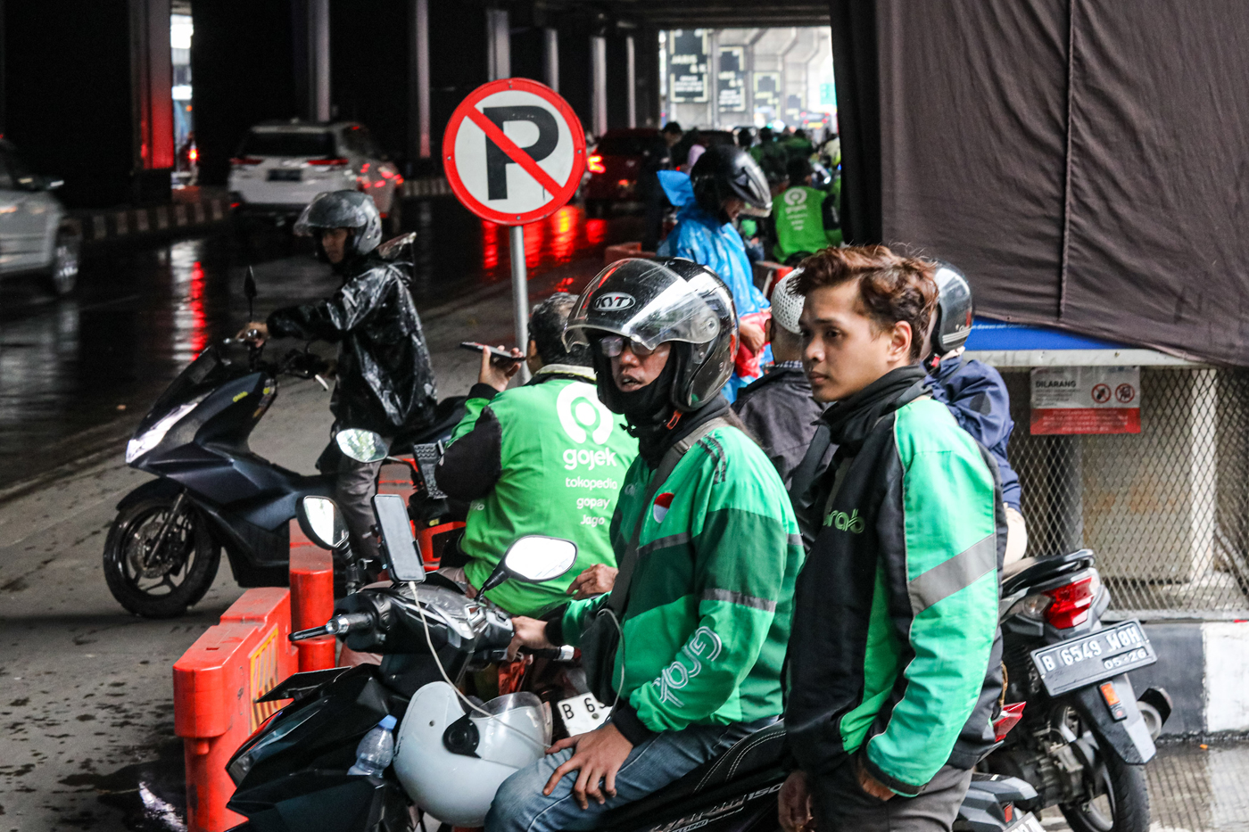 Pengemudi ojek online (ojol) menunggu penumpang di dekat Stasiun MRT Lebak Bulus, Jakarta, Senin (5/5/2025). (Salman Toyibi/Jawa Pos)