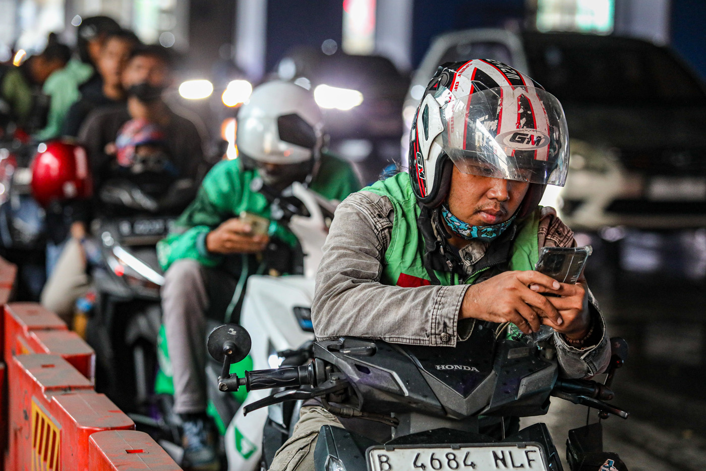Pengemudi ojek online (ojol) menunggu penumpang di dekat Stasiun MRT Lebak Bulus, Jakarta, Senin (5/