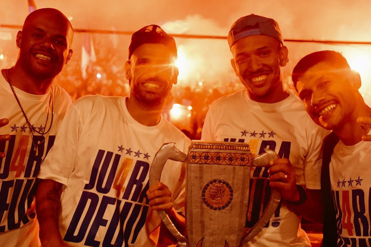 Persib Bandung sama rekor Bali United juara Liga 1 back to back usai dapat hadiah dari Persebaya Surabaya. (Media Persib) - Image