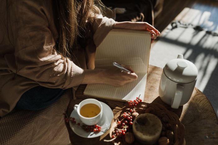 Ilustrasi tujuh perilaku umum yang ditunjukkan oleh orang-orang yang lebih menyukai secangkir teh hangat yang menenangkan daripada kopi kental yang menyegarkan. - Image