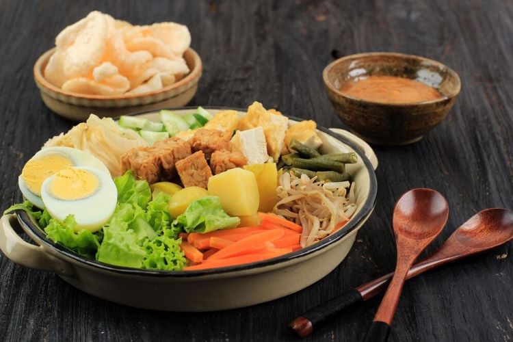 Ilustrasi- Gado-gado terenak di Surabaya (EyeEm-Freepik) - Image