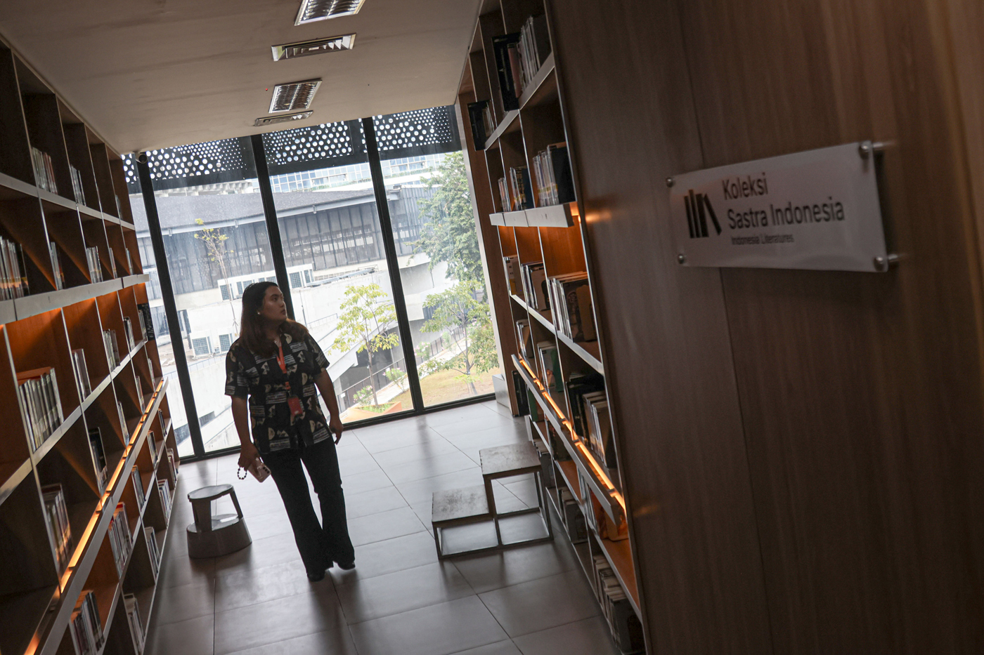 Sejumlah pengunjung memilih serta membaca buku di Perpustakaan Jakarta dan Pusat Dokumen Sastra HB J