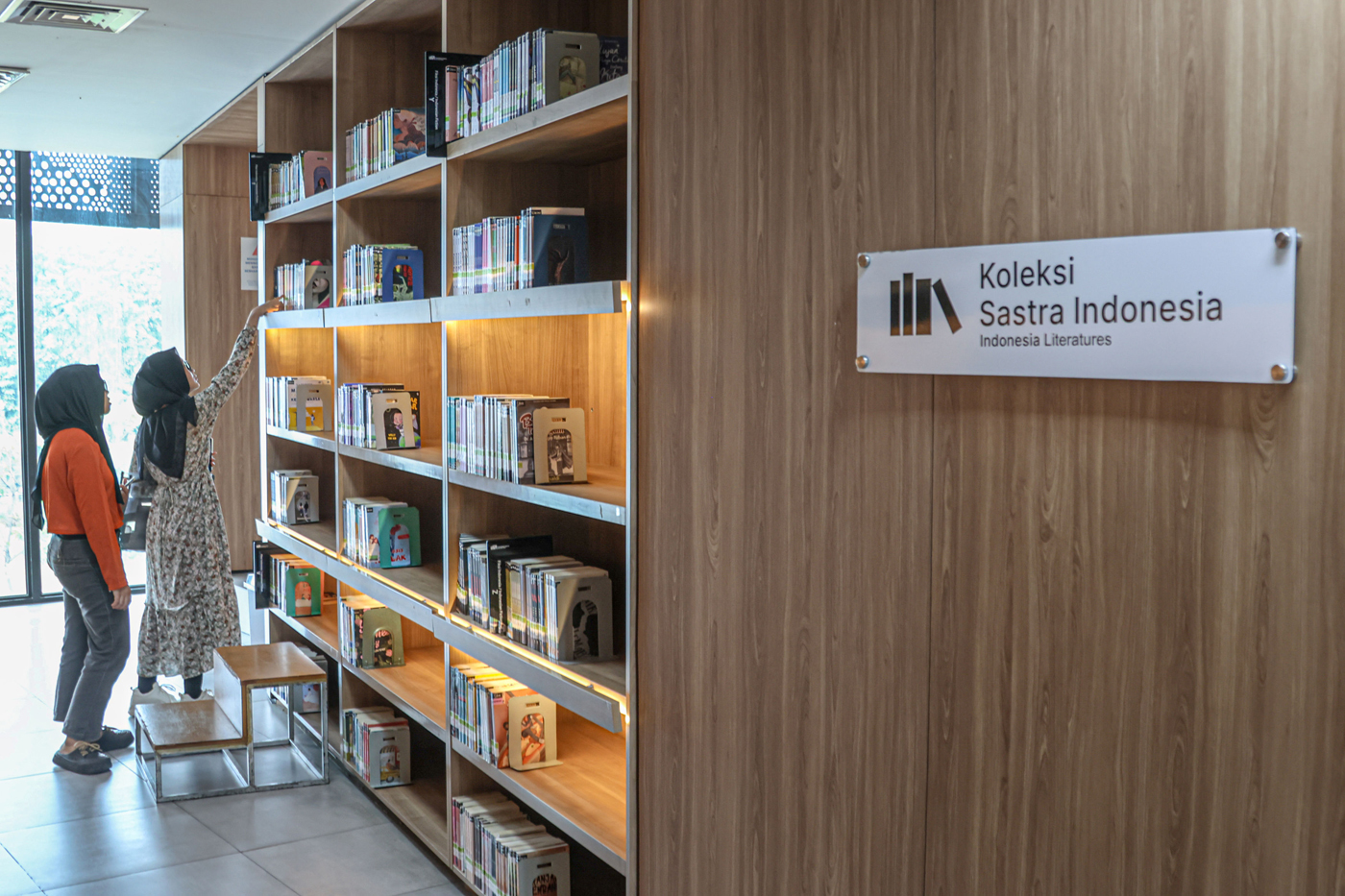 Sejumlah pengunjung memilih serta membaca buku di Perpustakaan Jakarta dan Pusat Dokumen Sastra HB J
