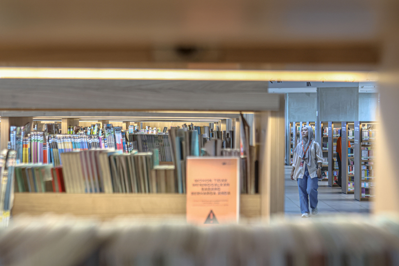Sejumlah pengunjung memilih serta membaca buku di Perpustakaan Jakarta dan Pusat Dokumen Sastra HB J