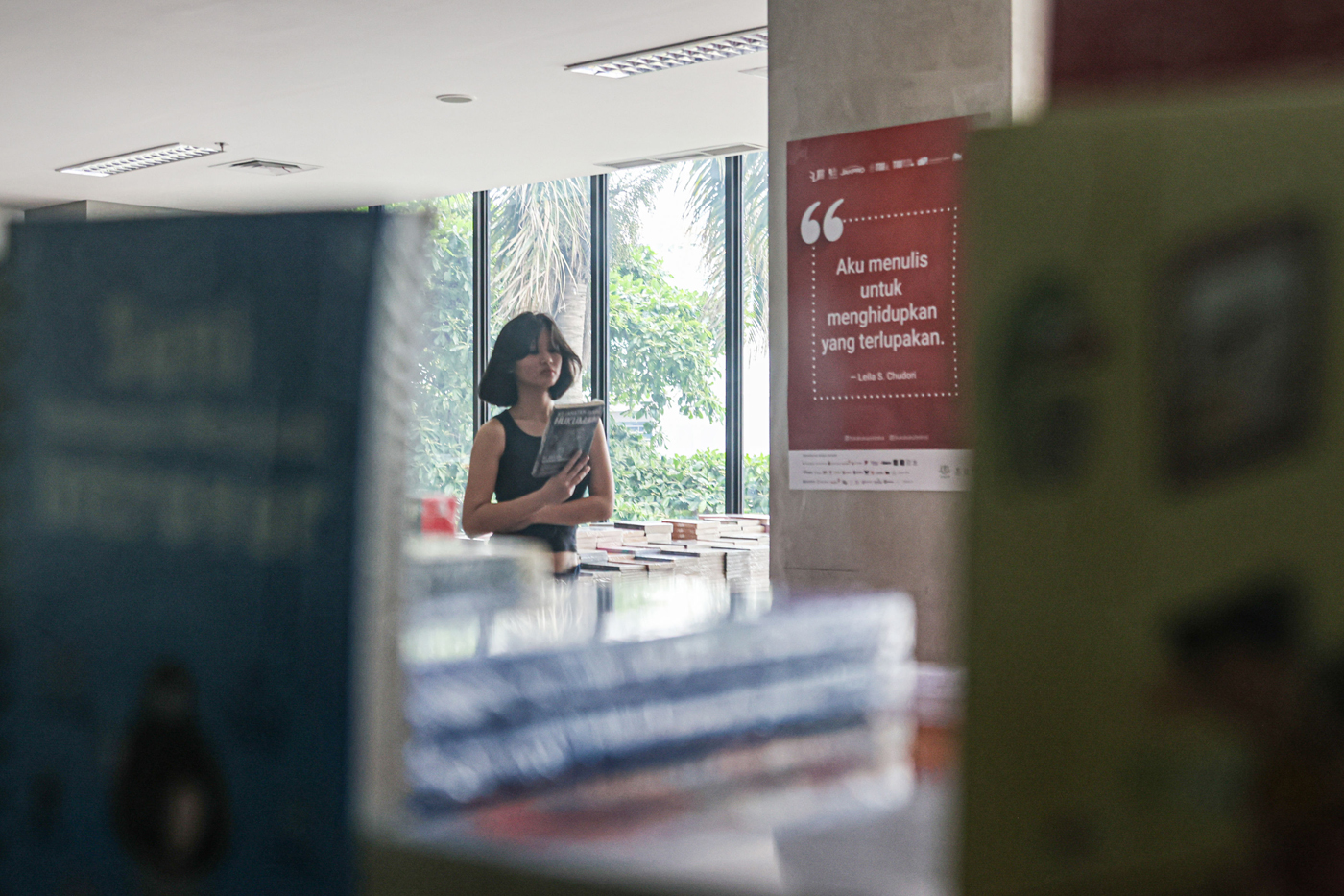 Sejumlah pengunjung memilih serta membaca buku di Perpustakaan Jakarta dan Pusat Dokumen Sastra HB J