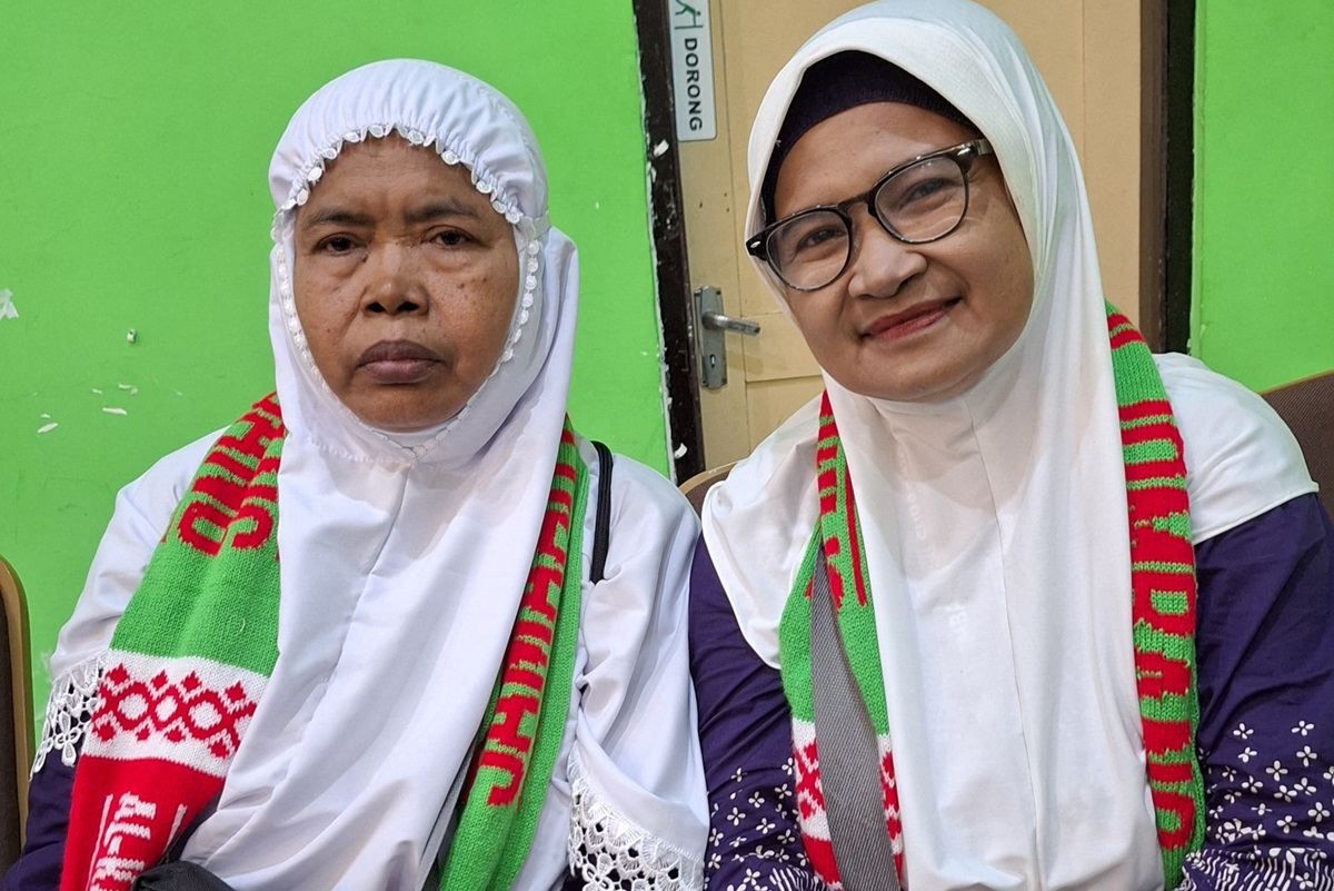 Kisah Nanik Hariyati, ibu tunggal dan penjual cireng asal Jombang yang berangkat haji lebih cepat enam tahun bersama adiknya, Sholihati. (Humas PPIH Embarkasi Surabaya) - Image