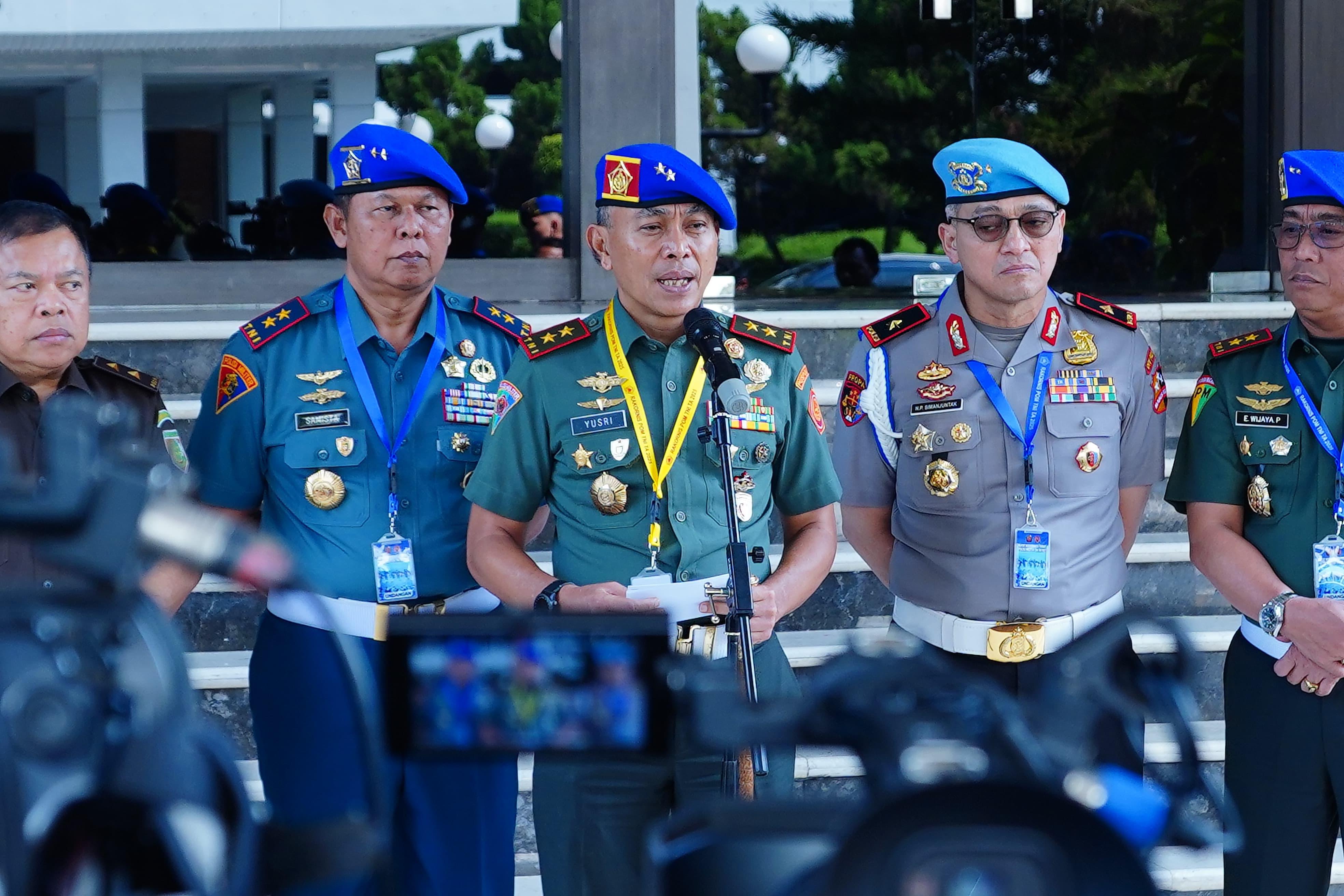 Danpuspom TNI Mayjen TNI Yusri Nuryanto menyampaikan keterangan kepada awak media pada Rabu (7/5). (Puspom TNI). - Image