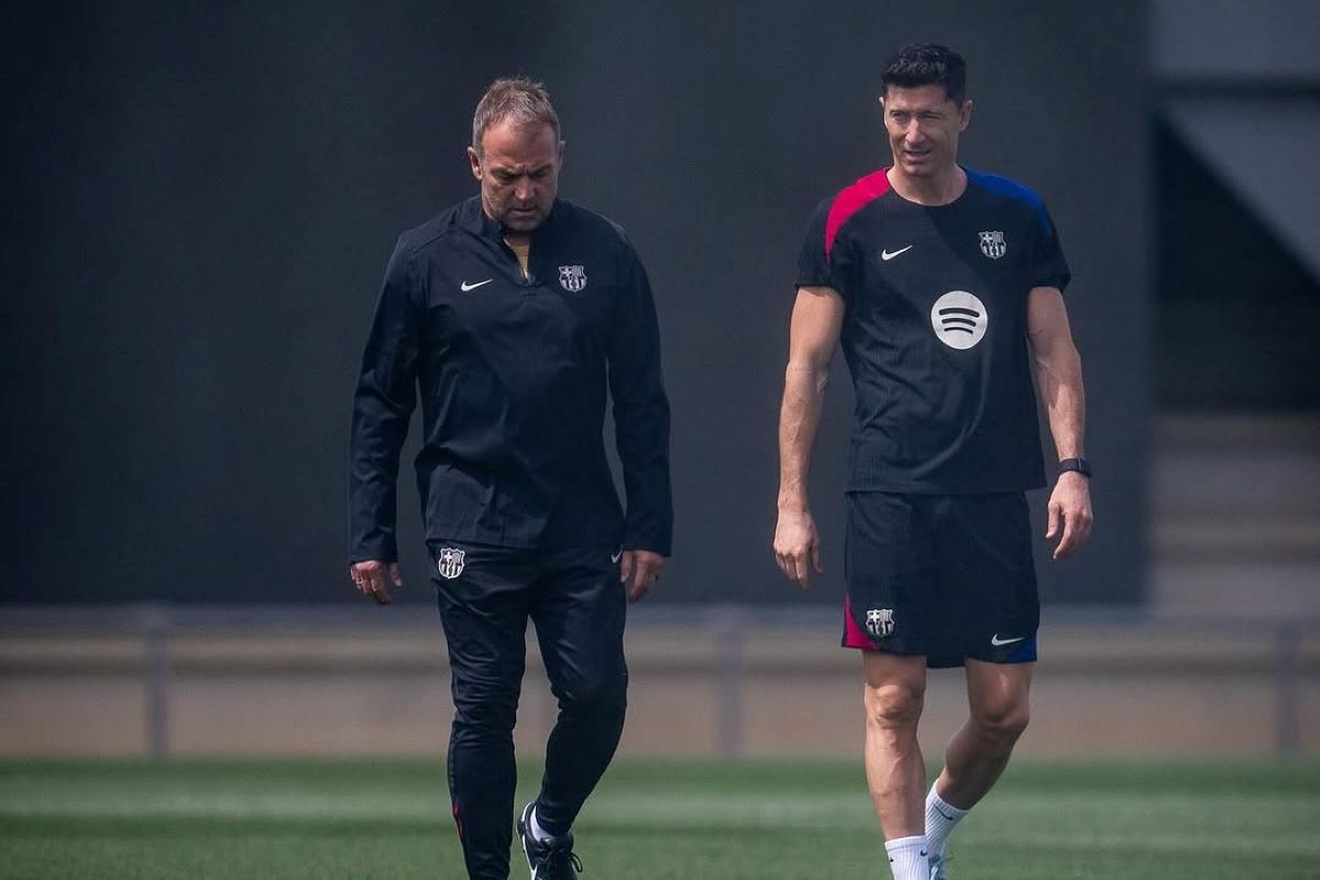 Pelatih Barcelona Hansi Flick (kiri) dalam sesi latihan Barcelona. (Dok. FC Barcelona) - Image