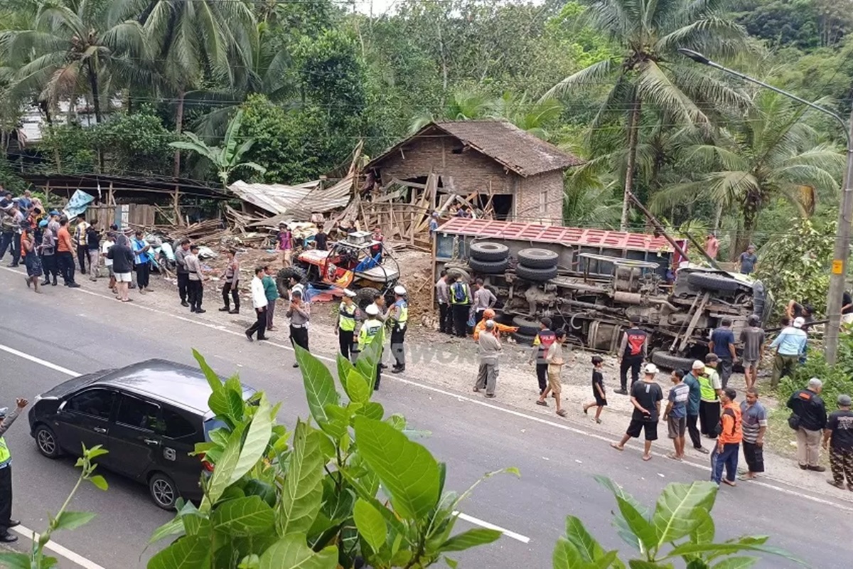 Lokasi kecelakaan antara truk tronton bermuatan pasir dan angkot di perbatasan Magelang- Purworejo, ikut Desa Kalijambe Kecamatan Bener, Kabupaten Purworejo, Rabu (7/6/2025) siang. (ISTIMEWA) - Image