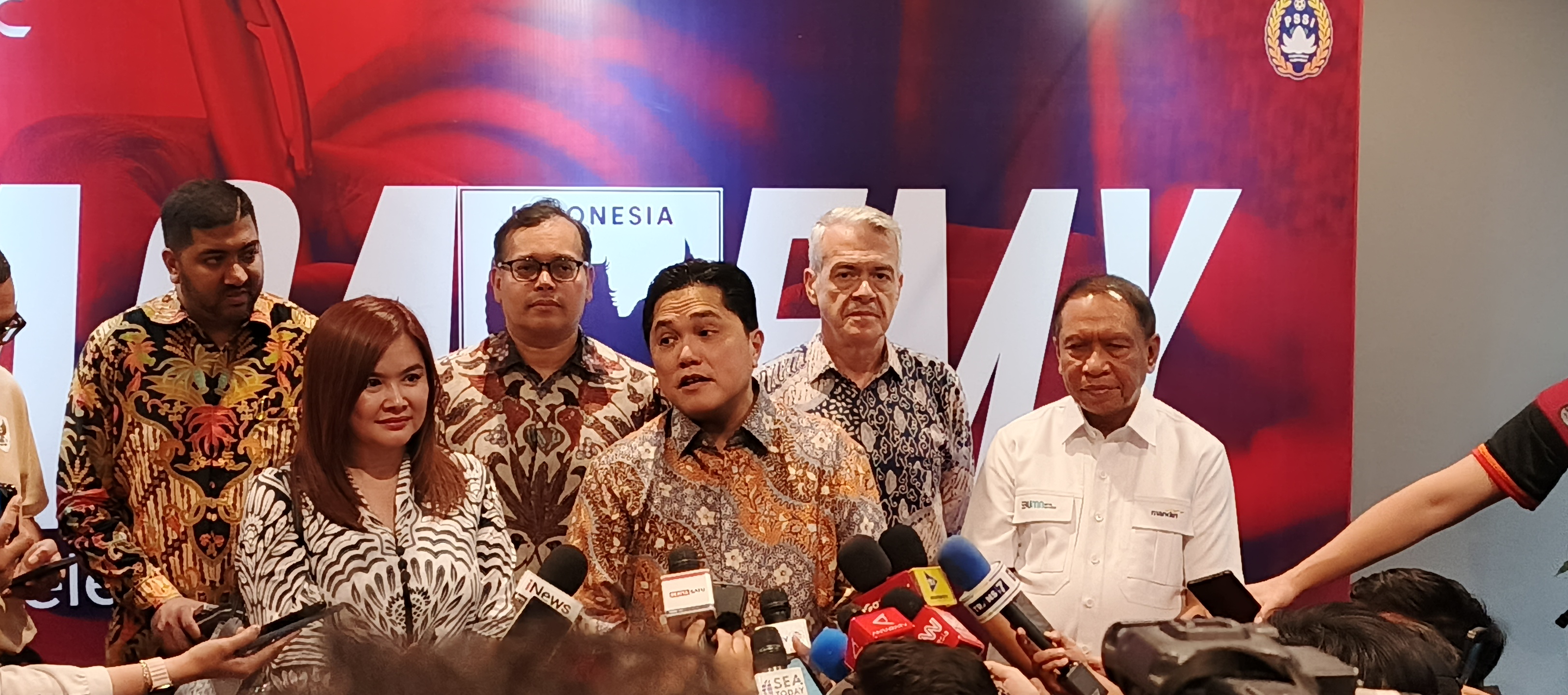 Ketua Umum PSSI, Erick Thohir dalam keterangan pers di Jakarta, Selasa (6/5). - Image