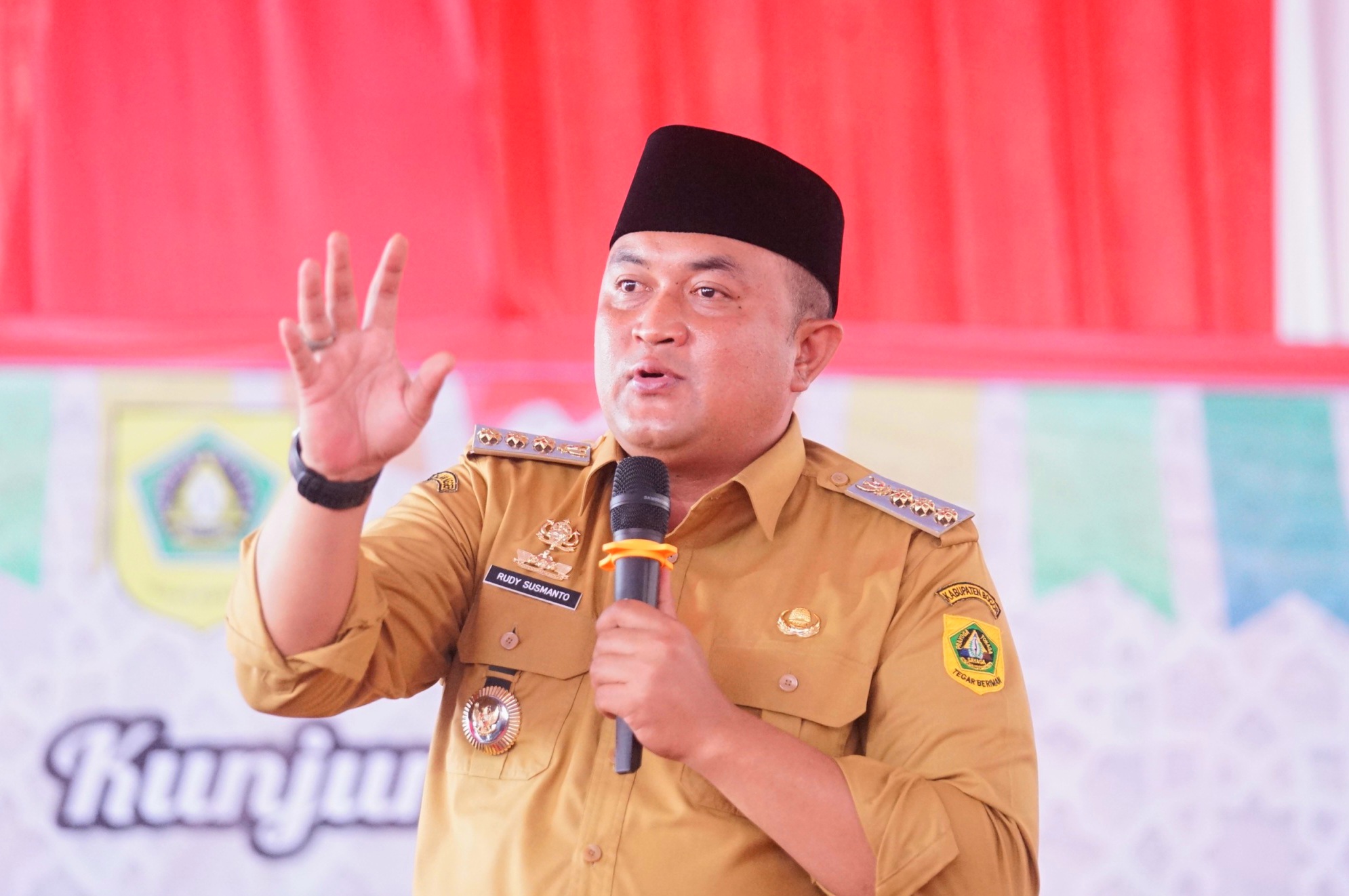 Bupati Bogor Rudy Susmanto saat melakukan audiensi dengan warga terkait pembangunan jalur tambang di Parung Panjang. (Dery Ridwansah/ JawaPos.com) - Image