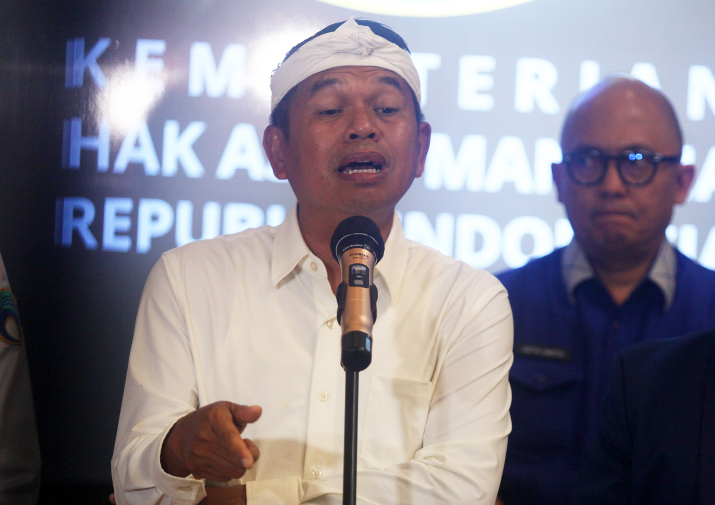 Gubernur Jawa Barat Dedi Mulyadi memberikan keterangan pers kepada awak media di Kantor Kementerian HAM, Jakarta Selatan, Kamis (8/5/2025). (Dery Ridwansah/ JawaPos.com) - Image
