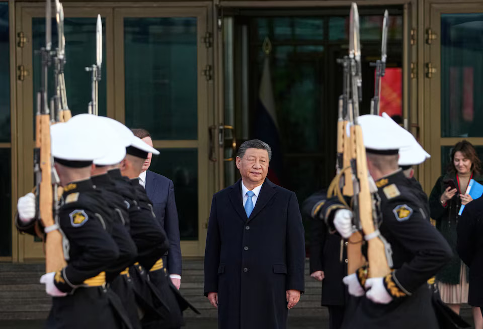 Presiden Tiongkok, Xi Jinping, dalam acara penyambutan kedatangannya di Moskow pada Rabu (7/5). (Reuters) - Image