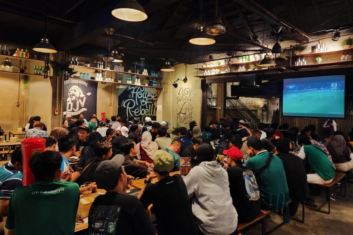 Suasana nobar pertandingan sepak bola di salah satu kafe di Surabaya Timur, Deja-Vu. (Instagram/@cafedejavu2012) - Image