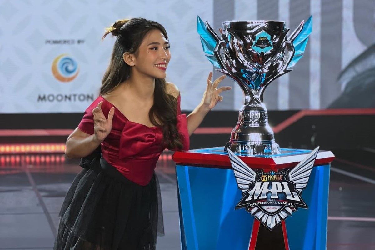 Host MPL ID, Clara Mongstar, berfoto dengan trofi baru MPL Immortal Cup. (Instagram/Claraksu) - Image
