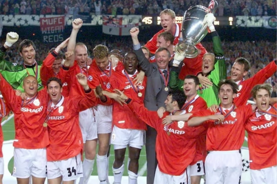 Sir Alex Ferguson mengangkat trofi UEFA Champions League bersama para pemainnya. (Andreu Dalmau/EPA - Image