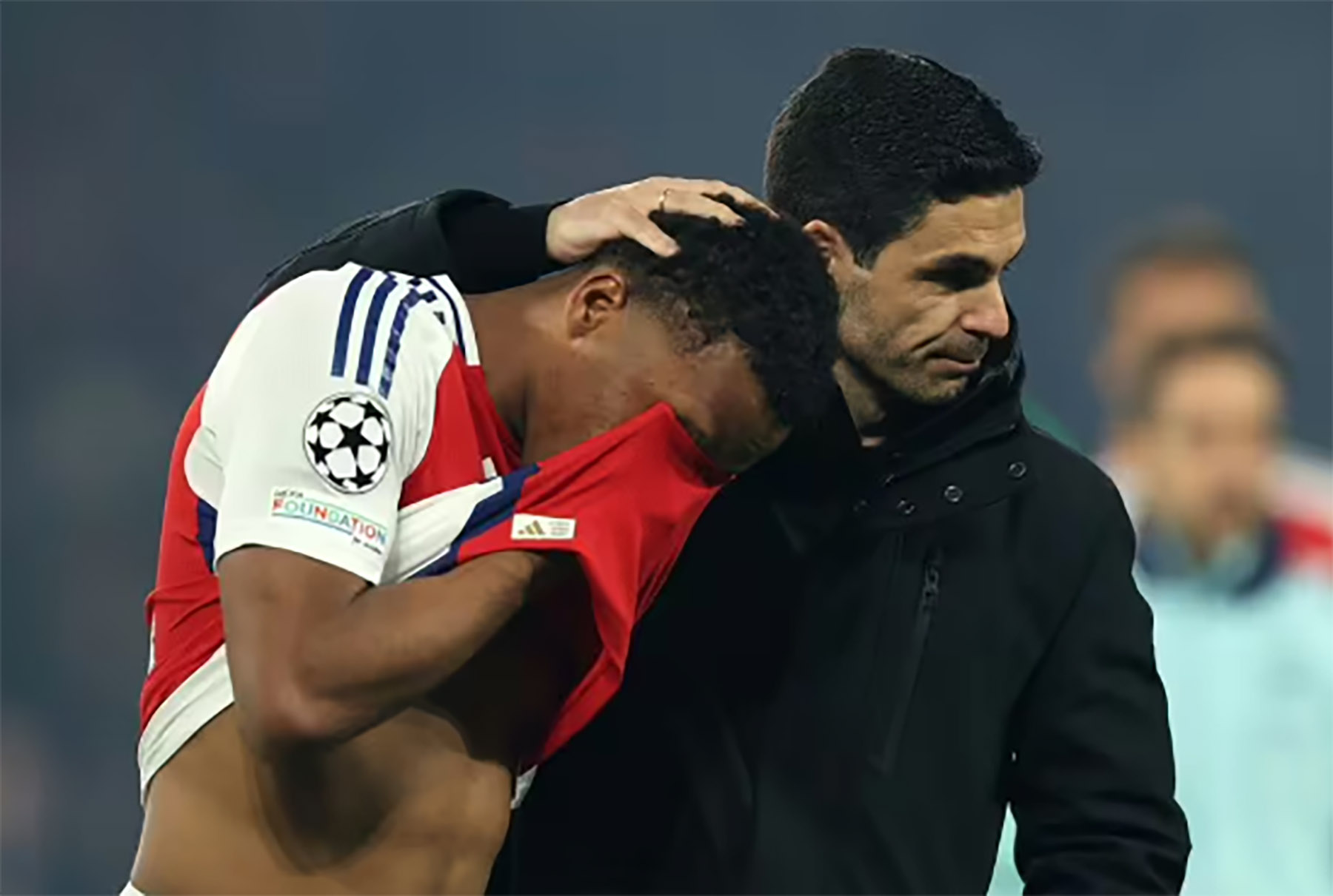 Pemain Arsenal yang menangis di pelukan Mikel Arteta. (Dok. EXPRESS) - Image