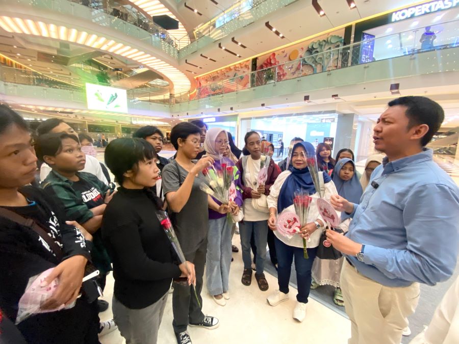 Manajer SDM RS Unair Pradana Zaky Romadhon (kanan) memberi semangat kepada pasien penderita Thalassemia. - Image