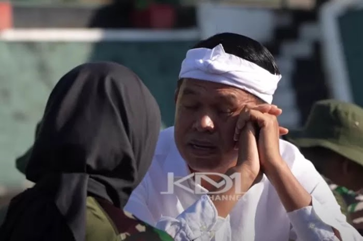 Gubernur Jawa Barat, Dedi Mulyadi saat berdialog dengan salah satu siswi bermasalah. (YouTube/KANG DEDI MULYADI CHANNEL) - Image