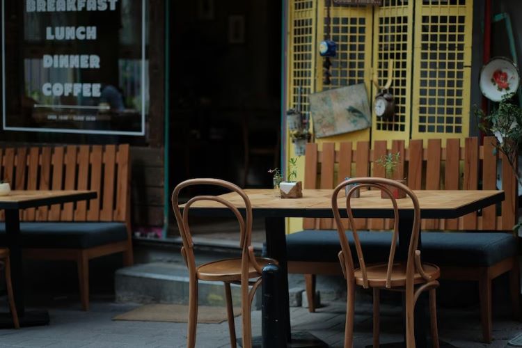 Ilustrasi- Cafe vibes luar negeri di Surabaya (boyarkinamarina-freepik) - Image