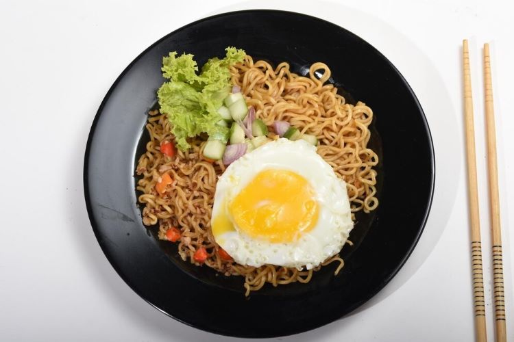 Ilustrasi Indomie atau mie instan ala Warmindo (Dok. Edgunn/Freepik) - Image