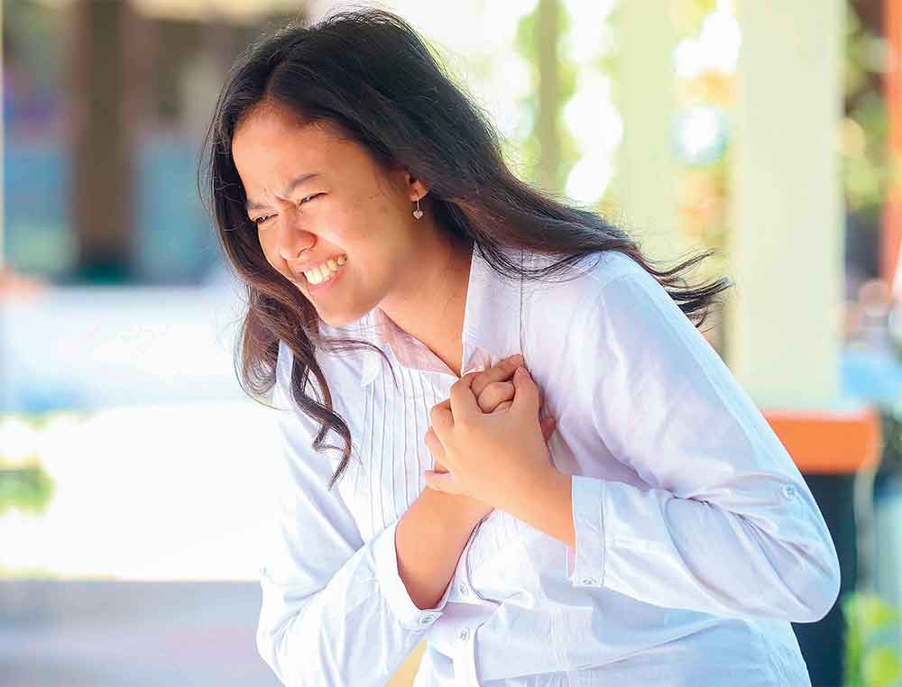 DIPERAGAKAN MODEL: Gejala serangan jantung seringkali tidak spesifik. Bisa juga sakit lambung yang tak kunjung sembuh, kembung, sesak, atau badan pegal-pegal. (DOKUMEN JAWA POS) - Image