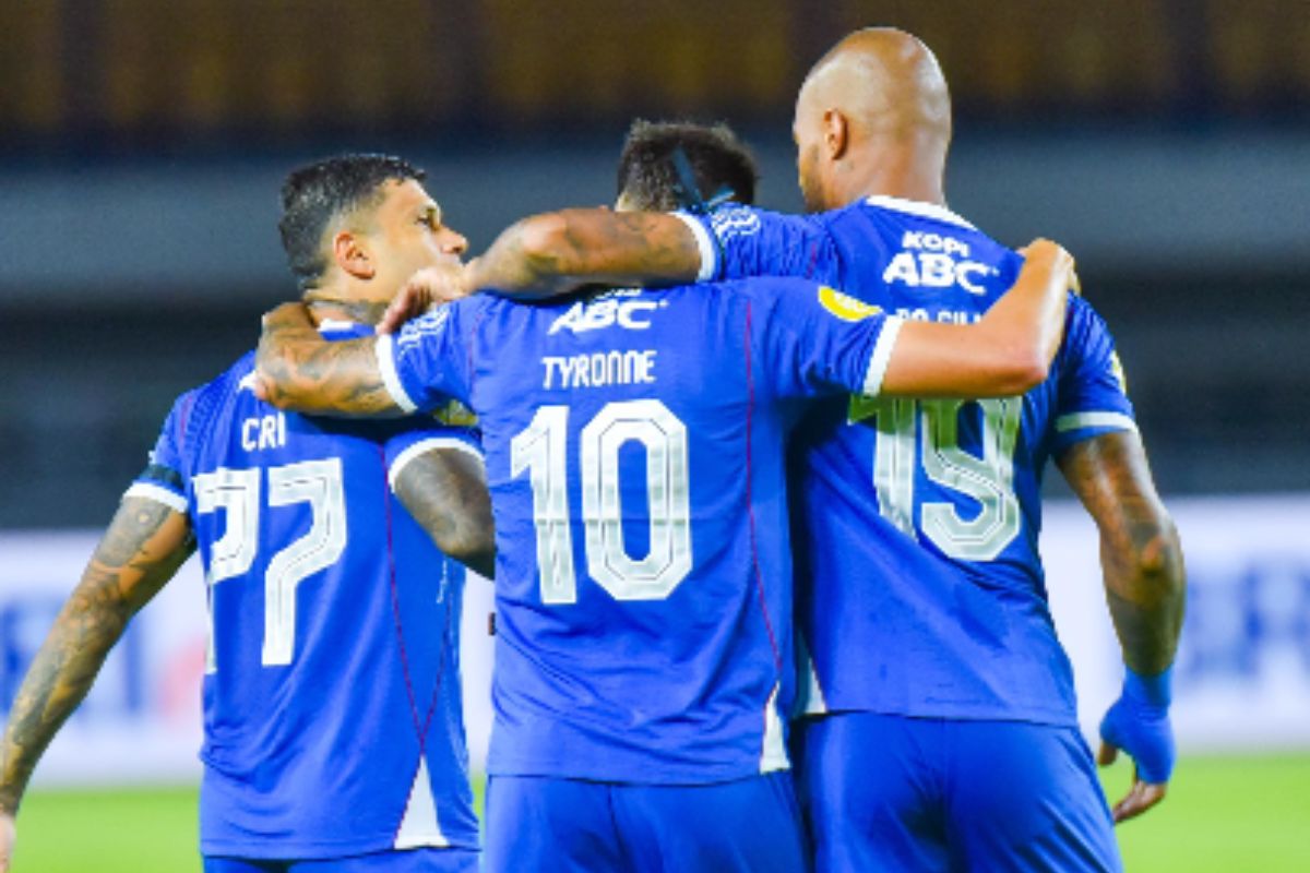 Tyronne del Pino (tengah) disebut bakal hengkang dari Persib Bandung. Namun, Persib lewat agen pemain telah menyiapkan penggantinya. (Media Persib) - Image