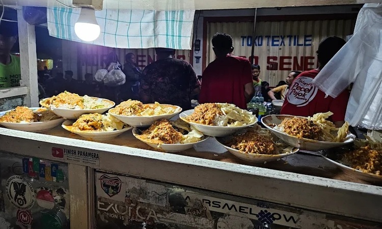Pecel rawon salah satu dari 10 kuliner kaki lima Surabaya - Image